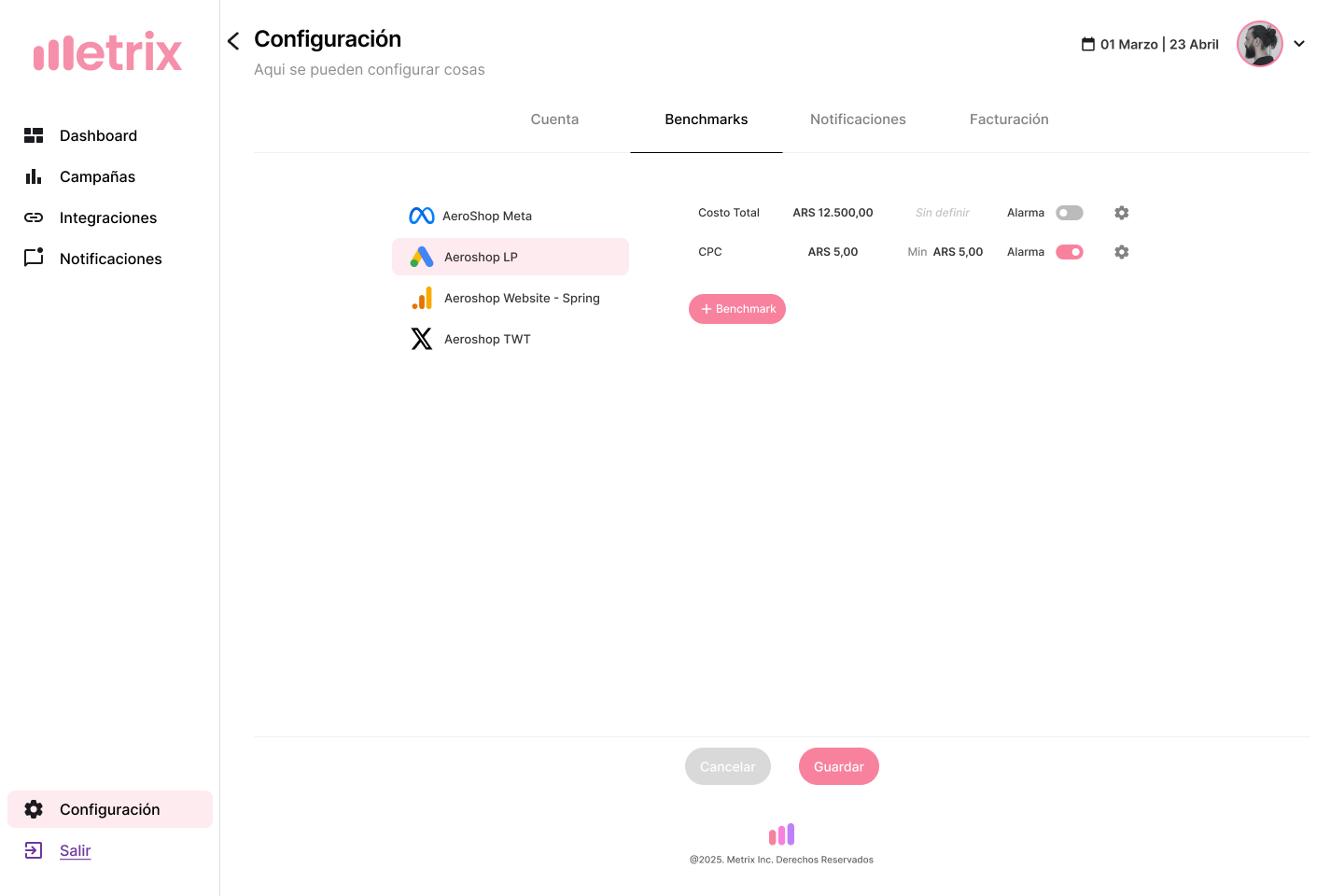 Pantalla de configuración de Metrix con gestión de usuarios, roles y permisos por cliente